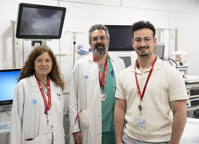 La jefa del Servicio de Anestesiología, María José Colomina; el  líder del proyecto, Ancor Serrano,  y el ingeniero informático del proyecto, Roger Añor.