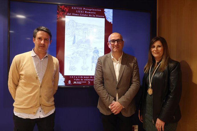 El vicepresidente de Cultura y Educación de la Diputación de Málaga, Manuel López Mestanza, junto al concejal de Cultura de Valle de Abdalajís, José Antonio Rivero y la tesorera de la asociación cultural Cristo de la Sierra, María Blanca Castillo.