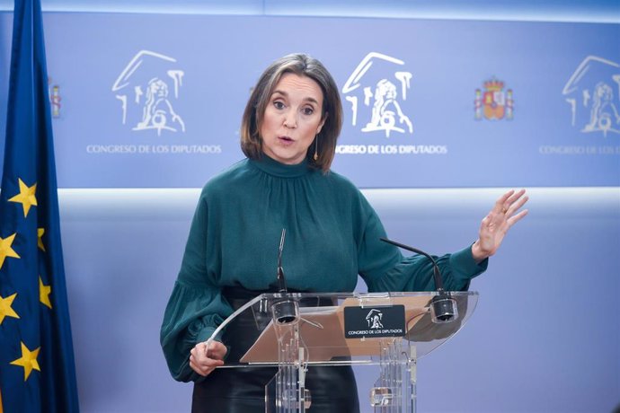 Archivo - La secretaria del PP, Cuca Gamarra, ofrece una rueda de prensa tras la reunión de Feijóo con sindicatos de Policía y Guardia Civil tras el pacto de PSOE-Junts, en el Congreso de los Diputados, a 10 de marzo de 2025, en Madrid (España).