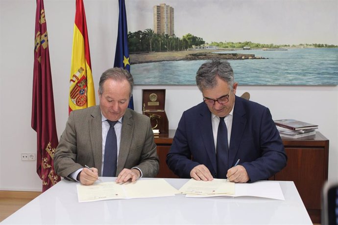 El consejero de Medio Ambiente, Universidades, Investigación y Mar Menor, Juan María Vázquez, y el presidente de la Fundación Universidad Empresa de la Región de Murcia (FUEM), Antonio Ballester