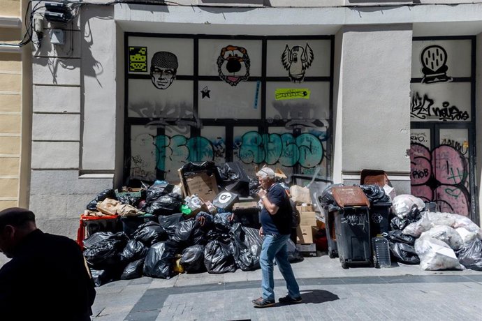 Aglutinación de basura en el centro de la ciudad, a 24 de abril de 2025, en Madrid (España). 
