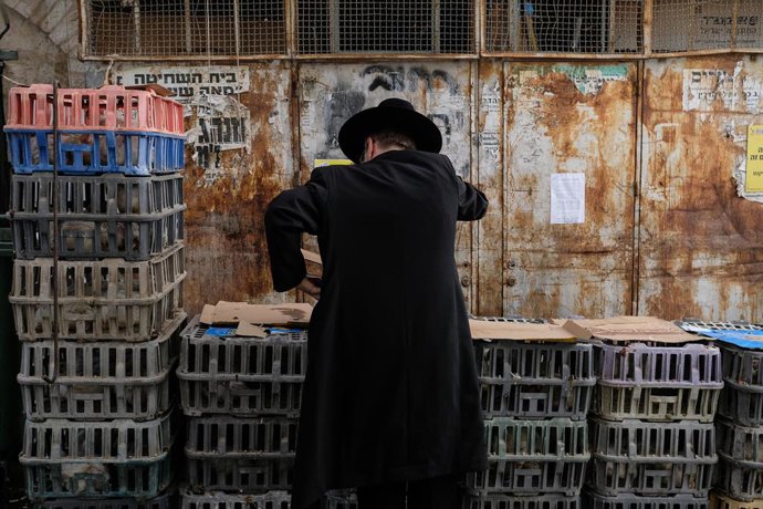 Archivo - Arquivo - Um homem realiza o ritual de Kapparot em Jerusalém
