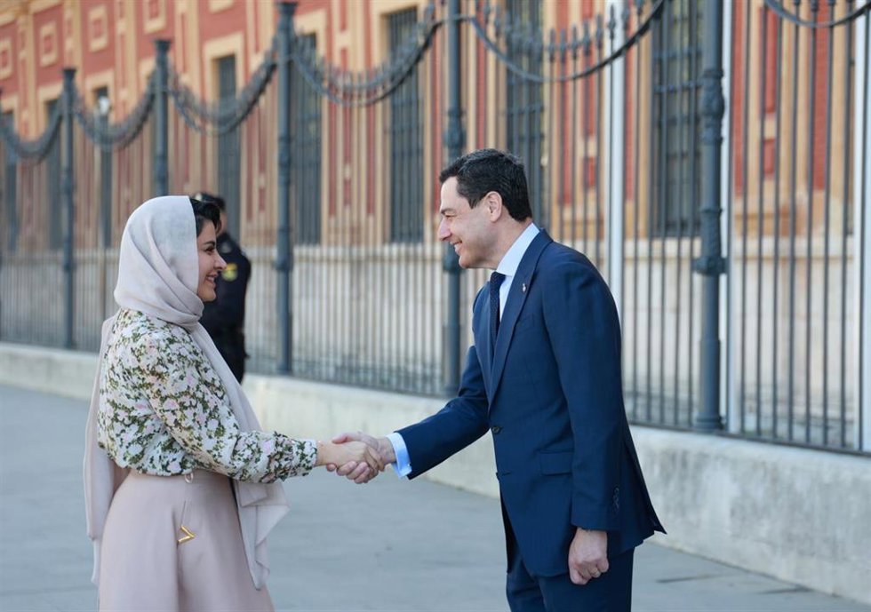 El presidente de la Junta de Andalucía, Juanma Moreno, recibe a la embajadora de Arabia Saudí en España, Haifa Bint Abdulaziz Al Mogrin, en el Palacio de San Telmo.