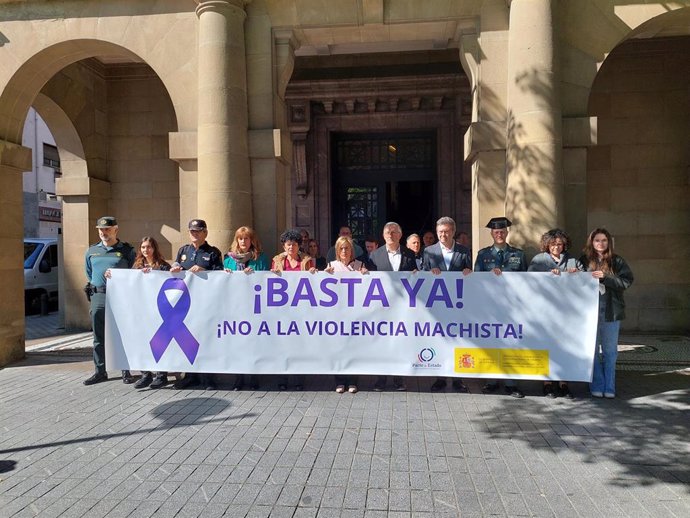 La Delegación del Gobierno en Navarra se concentra para condenar los dos últimos asesinatos machistas confirmados en España.