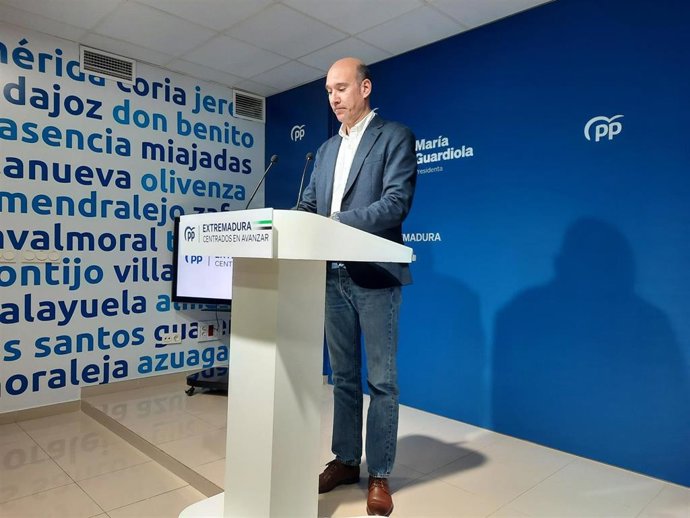 El portavoz del PP de Extremadura, José Ángel Sánchez Juliá, en rueda de prensa en Mérida