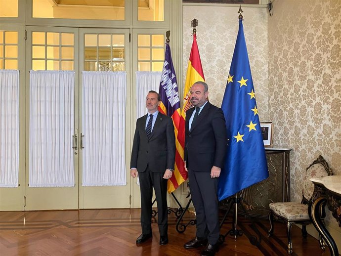 El presidente del Parlament, Gabriel Le Senne, y el presidente de Exceltur y consejero delegado de Meliá Hotels International, Gabriel Escarrer.