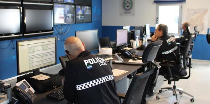 Archivo - Agentes en la Jefatura de la Policía Local de Mijas