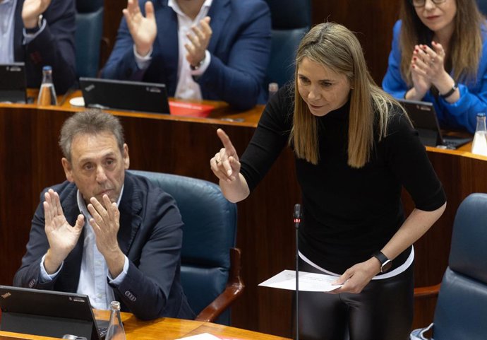 O porta-voz do PSOE na Assembleia de Madri, Mar Espinar, fala durante uma sessão plenária na Assembleia de Madri, em 3 de abril de 2025, em Madri (Espanha). A Assembleia de Madri debate a iniciativa legislativa popular registrada por dez prefeitos do PSOE