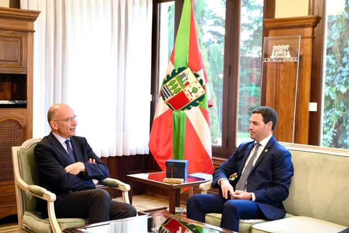 El Lehendakari, Imanol Pradales, recibe al ex primer ministro italiano Enrico Letta en el Palacio de Ajuria Enea, en Vitoria-Gasteiz