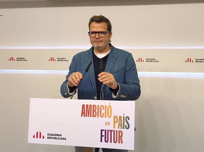El vicesecretario de Comunicación de ERC, Isaac Albert, en rueda de prensa.