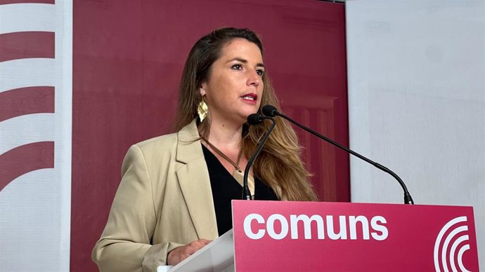 La coordinadora de los Comuns, Candela López, en una rueda de prensa desde la sede del partido