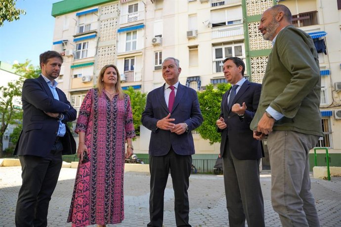El alcalde de Sevilla, en la plaza Francisco Muñoz 'Kirri', del Polígono San Pablo, donde ha informado de la convocatoria de subvenciones para ascensores.