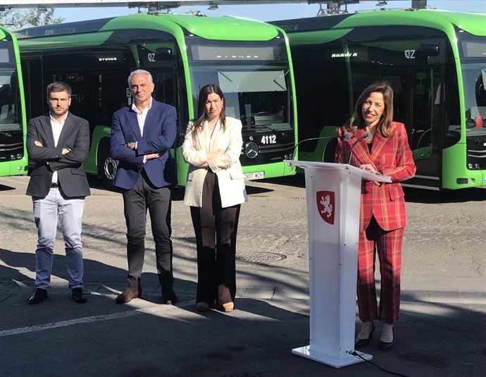 La alcaldesa de Zaragoza, Nataila Chueca, explica las novedades en la bonoficación al transporte público y la llegada de nuevos autobuses 100% eléctricos