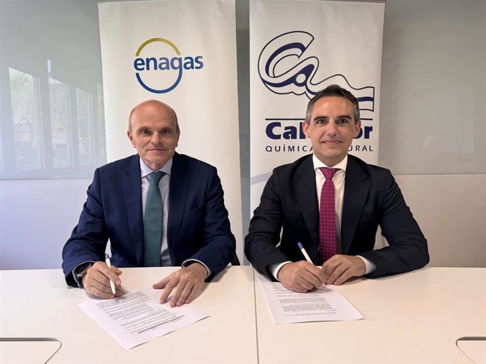 A La Izquierda, El Director General De Desarrollo De Negocio Y Sociedades Participadas De Enagás, Jesús Saldaña, Y A La Derecha, El Director General De Desarrollo De Negocio Y Comercial De Calcinor, Andoni Mendiola.