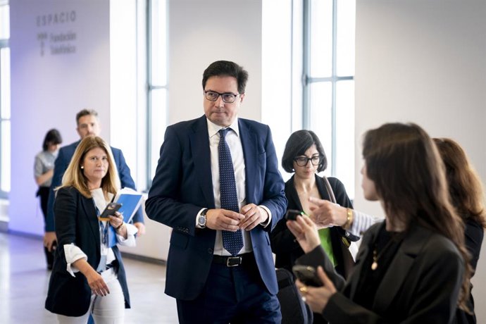 O Ministro da Transformação Digital e da Função Pública, Óscar López, apresenta a Estratégia de Tecnologias Quânticas da Espanha no Fórum Global de Tecnologia da OCDE, no Espacio Fundación Telefónica, em 24 de abril de 2025, em Madri (Espanha).