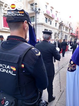 Imagen de agentes en un servicio de Semana Santa