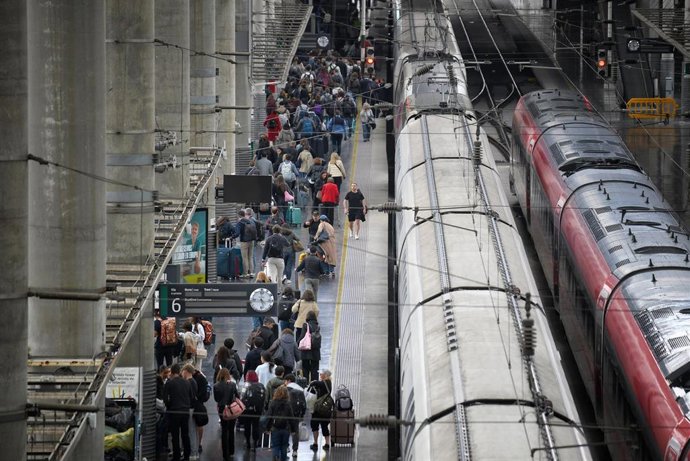 Decenas de personas en un andén de la estación Puerta de Atocha-Almudena Grandes, a 11 de abril de 2025, en Madrid