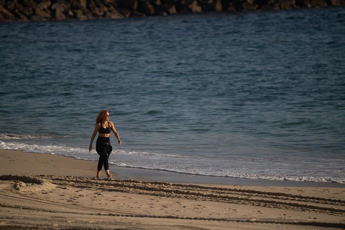 Archivo - Una persona pasea por la playa de Silgar, en Sanxenxo, Pontevedra, Galicia (España).