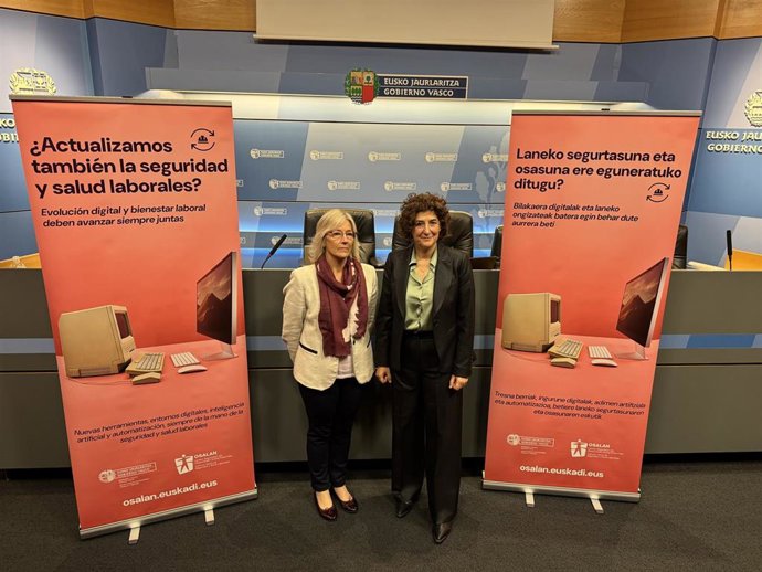 La viceconsejera de Trabajo y Seguridad Social, Elena Pérez Barredo, y la directora general del Instituto Vasco de Seguridad y Salud Laborales, Lourdes Íscar Reina, en rueda de prensa en Bilbao.