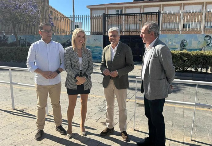 Aguilar ha ofrecido una rueda de prensa junto a la secretaria de Educación del PSOE-A, Patricia Alba, el secretario de Educación del PSOE de Málaga, Antonio Ruiz, y el concejal socialista, Rubén Viruel, a las puertas del CEIP García Lorca de la capital.