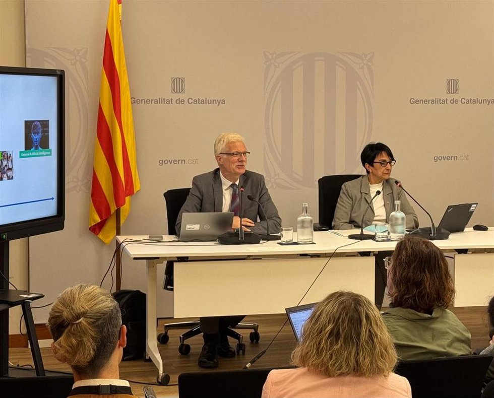 El director de Educación de la Organización para la Cooperación y el Desarrollo Económico (OCDE), Andreas Schleicher, en la sesión en la Conselleria, junto a la secretaria de Mejora Educativa de la Generalitat, Pepín Beltran, este lunes