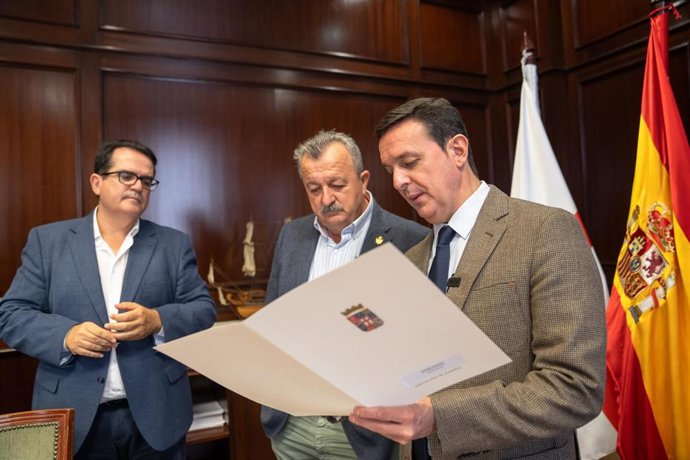 Archivo - El diputado provincial de Obras Públicas, Antonio Jesús Rodríguez, el alcalde de Pulpí, Juan Pedro García, y el presidente de la Diputación de Almería, Javier Aureliano García.