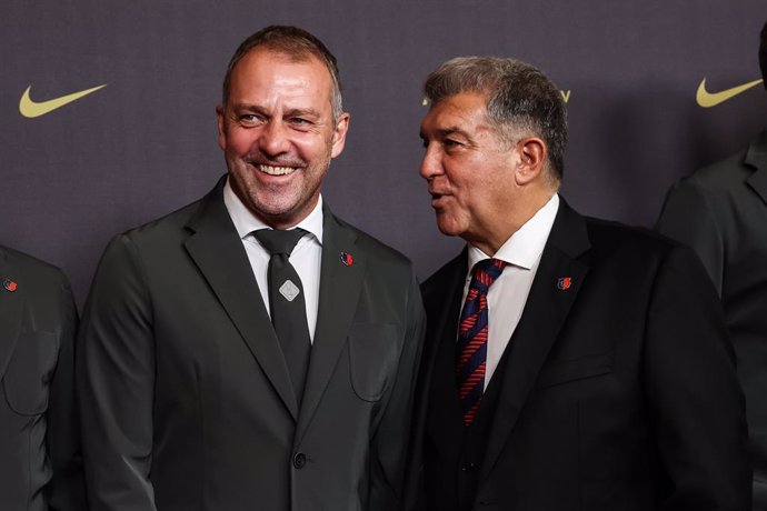 Archivo - Joan Laporta, presidente do FC Barcelona, e Hansi Flick, técnico principal, participam da sessão de fotos da Gala do 125º Aniversário do FC Barcelona no Gran Teatre del Liceu em 29 de novembro de 2024 em Barcelona, Espanha.