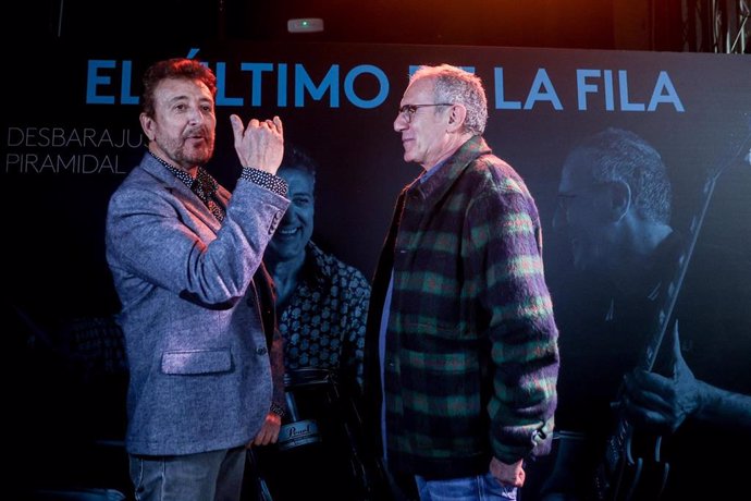 Archivo - Los cantantes Manolo García (i) y Quimi Portet (d), del ‘Último de la Fila’ durante una rueda de prensa, en la sala Galileo Galilei, a 29 de noviembre de 2023, en Madrid (España). 