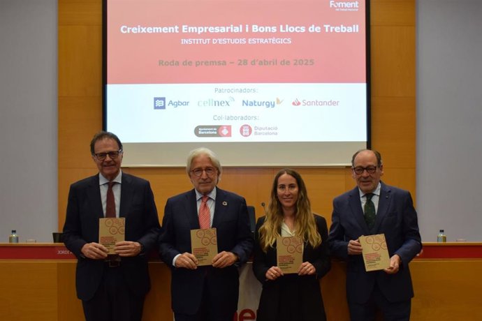 El presidente de Foment, Josep Sánchez Llibre,  junto al vicepresidente coordinador del IEE, Jordi Alberich, la coordinadora del IEE, Ana Julia Cura, y el asesor de presidencia, Jordi Casas