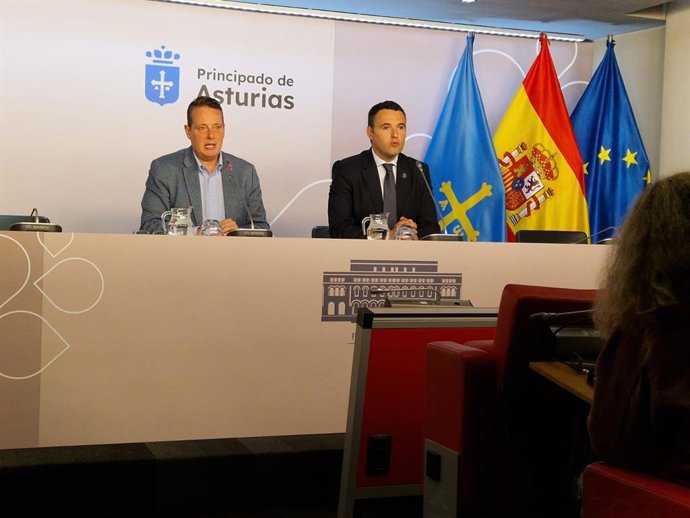 El consejero de Medio Rural y Política Agraria, Marcelino Marcos, y el consejero de Hacienda Justicia y Asuntos Europeos y portavoz del gobierno, Guillermo Peláez, informan en rueda de prensa de los acuerdos adoptados.
