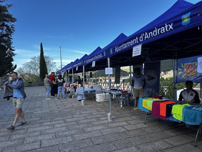 Estands en la Feria Sociocomunitaria de Andratx.