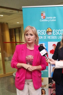 Leticia Grcía atiende a los medios en León, antes de la entrega de unos premios.