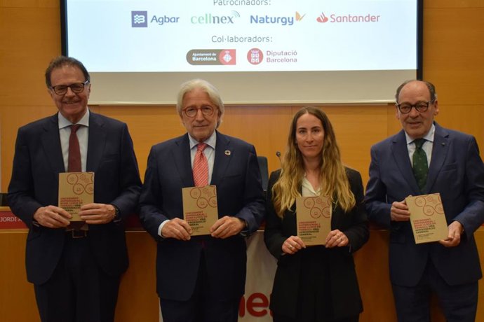 El presidente de Foment, Josep Sánchez Llibre,  junto al vicepresidente coordinador del IEE, Jordi Alberich, la coordinadora del IEE, Ana Julia Cura, y el asesor de presidencia, Jordi Casas