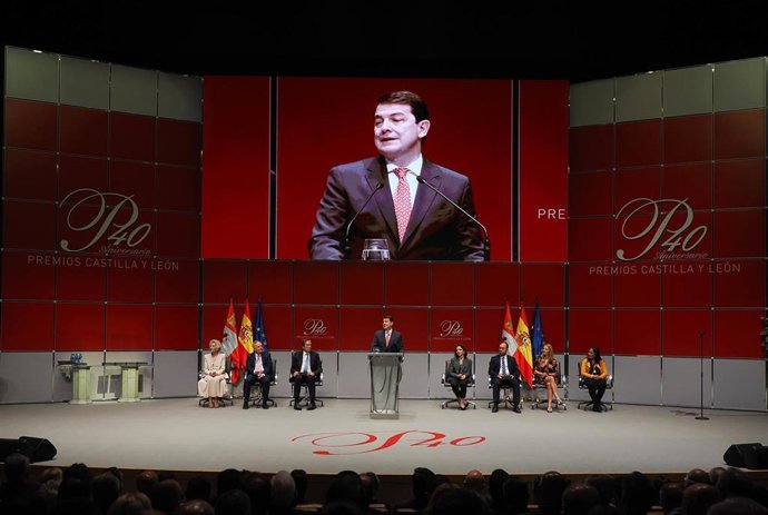 Archivo - El presidente de la Junta de Castilla y León, Alfonso Fernández Mañueco, en su discuros en la entrega de los Premios Castilla y León 2023 en el Centro Cultural Miguel Delibes, en Valladolid.