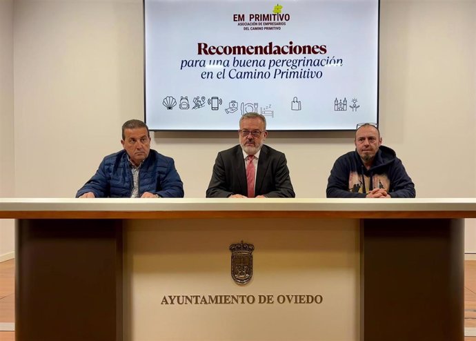 Manuel López García, presidente de la Asociación Em Primitivo; Alfredo García Quintana, concejal de Cultura del Ayuntamiento de Oviedo y Ernesto Díaz Sobremazas, peregrino, hospitalero y empresario del Camino de Santiago.