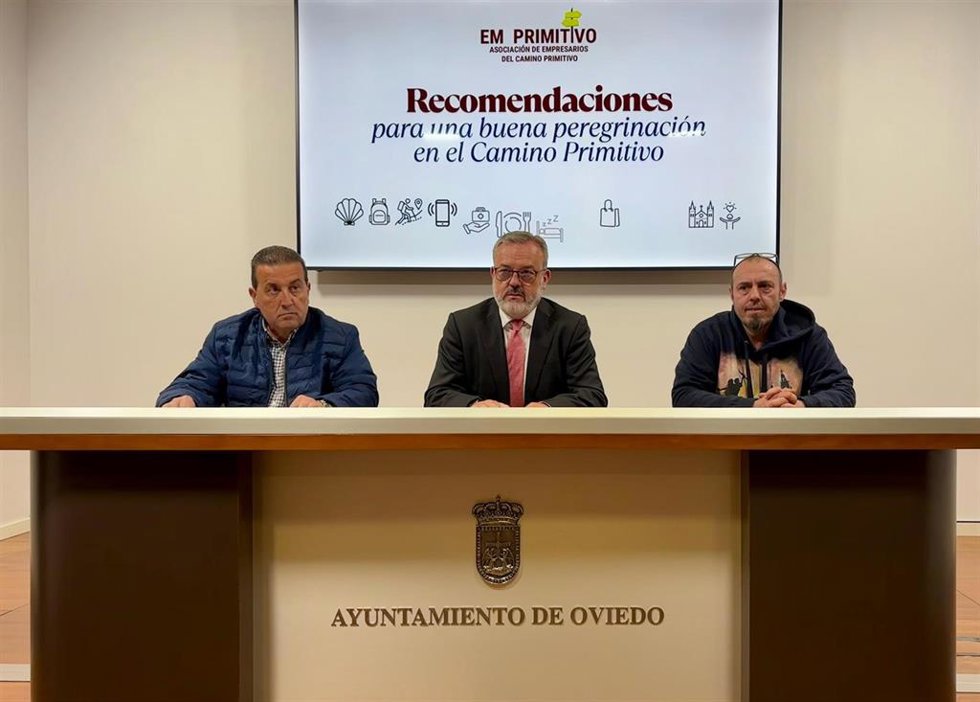 Manuel López García, presidente de la Asociación Em Primitivo; Alfredo García Quintana, concejal de Cultura del Ayuntamiento de Oviedo y Ernesto Díaz Sobremazas, peregrino, hospitalero y empresario del Camino de Santiago.