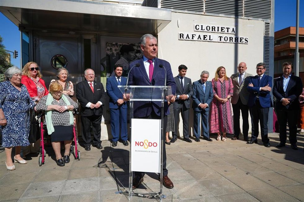 El alcalde de Sevilla, en el acto de inauguración de la rotulación de la glorieta Rafael Torres, entre las calles Arroyo y José Laguillo.