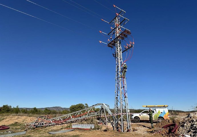 Archivo - Poste e red eléctrica