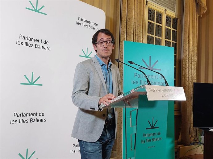 El portavoz parlamentario del PSIB, Iago Negueruela, en rueda de prensa