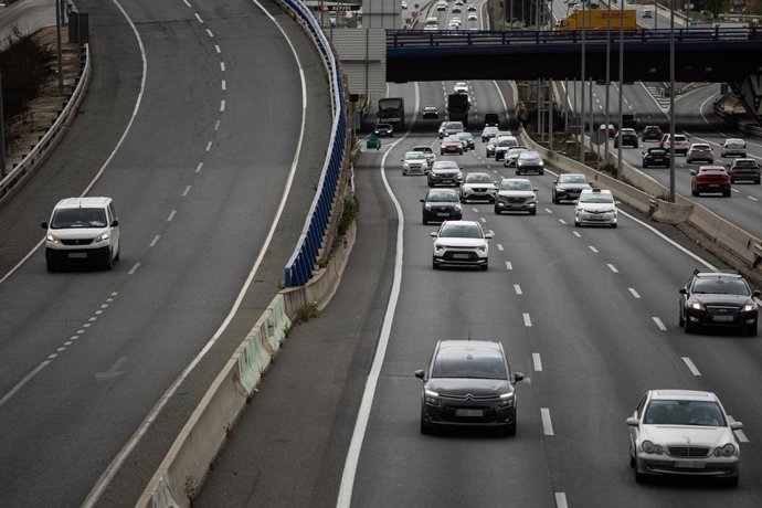 Varios vehículos en la autovía A-2, 16 de abril de 2025, en Madrid (España). 