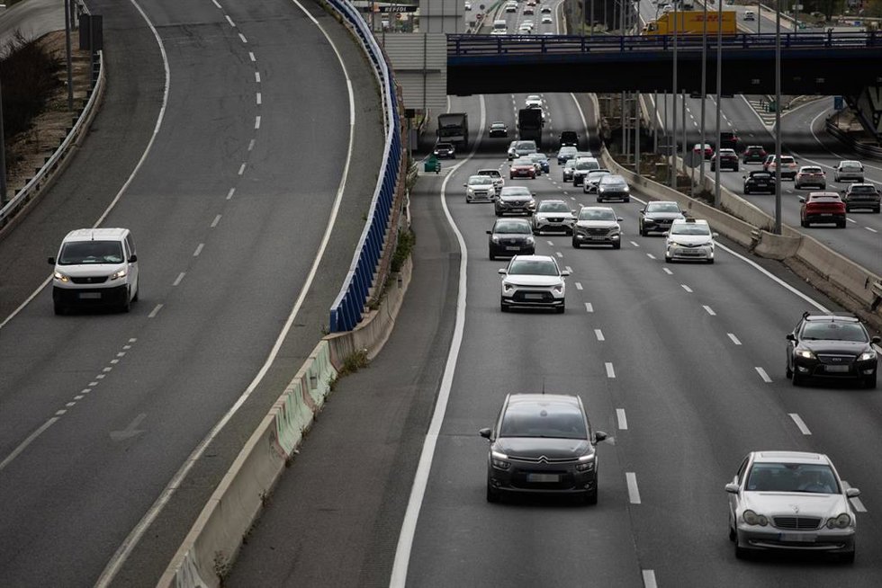 Varios vehículos en la autovía A-2, 16 de abril de 2025, en Madrid (España).