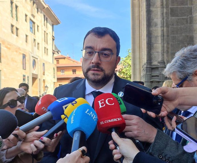 El presidente del Principado, Adrián Barbón, a la entrada de la Catedral con el vicario general de la Diócesis de Oviedo, Adolfo Mariño.