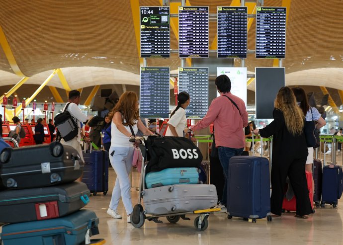Archivo - Arquivo - Várias pessoas no Aeroporto Adolfo Suárez Madrid-Barajas, em 2 de agosto de 2024, em Madri (Espanha). A rede de aeroportos da Aena espera operar um total de 34.581 voos entre 31 de julho e 4 de agosto, o que representa 5,3% a mais do q