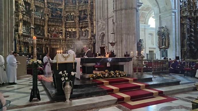El arzobispo de Oviedo, Jesús Sanz Montes, preside la misa funeral por la muerte del Papa Francisco