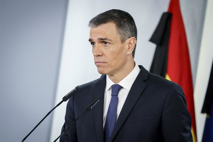 O Presidente do Governo, Pedro Sánchez, aparece no Palácio Moncloa, em 22 de abril de 2025, em Madri (Espanha). O Primeiro-Ministro anunciou o aumento dos gastos com defesa comprometidos com a OTAN para atingir 2% do PIB. Sán