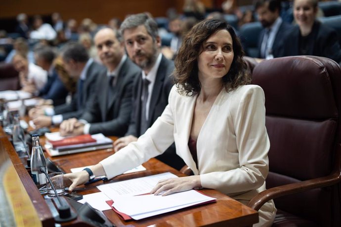 La presidenta de la Comunidad de Madrid, Isabel Díaz Ayuso, durante un pleno en la Asamblea de Madrid, a 24 de abril de 2025, en Madrid (España).