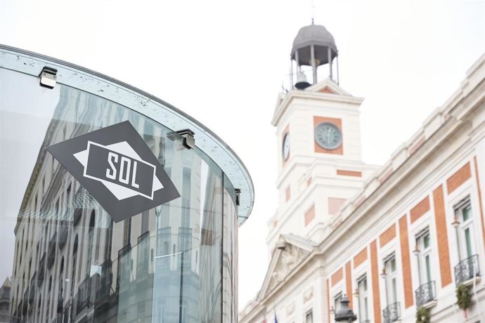 Archivo - Entrada de la estación de Sol de Metro