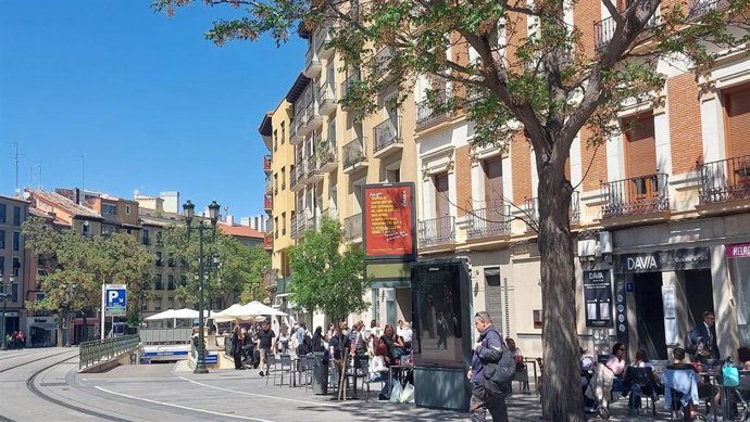 Reloj-termómetro apagado en Zaragoza durante el apagón.