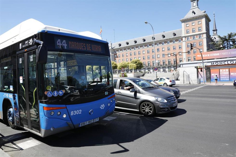 Archivo - Un autobús urbano de la EMT circula por las inmediaciones del intercambiador de Moncloa, en Madrid (España), a 1 de julio de 2020..