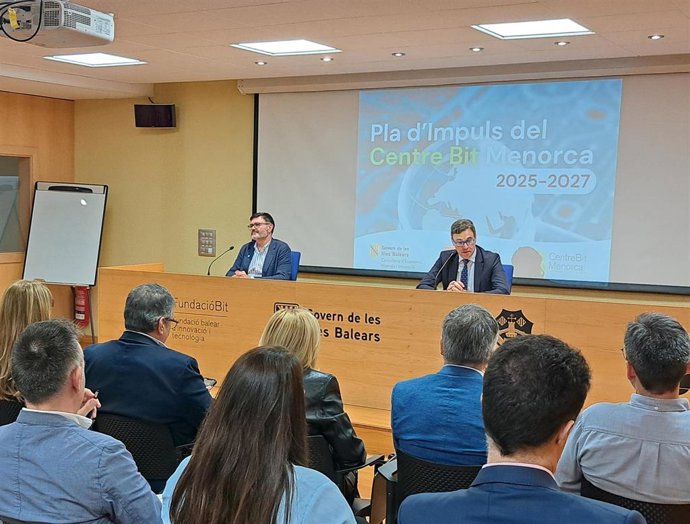 El vicepresidente y conseller de Economía, Hacienda e innovación, Antoni Costa, presenta el Plan de impulso del CentreBit Menorca.